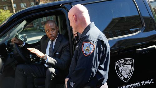 Primarul democrat al New Yorkului Eric Adams, inculpat cu privire la corupţie şi finanţare ilegală a campaniei. ”Sunt nevinovat”, declară el în faţa reşedinţei percheziţionate şi refuză să demisioneze. El este vizat de patru anchete federale
