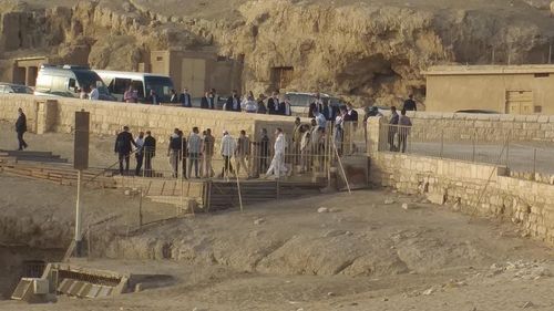 FOTO Au apărut imagini din Egipt cu președintele Klaus Iohannis, în voiaj la Piramide. Românii aflați în vacanță, dați la o parte să se pozeze echipa prezidențială