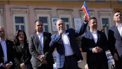 Jandarmeria explică de ce l-a ridicat și dus la dubă pe bărbatul agresat, nu pe agresor, de la mitingul PSD din Brașov: "Pentru a fi izolat de ceilalţi participanţi la manifestare şi pentru a evita alte eventuale conflicte cu participanţii la protest"
