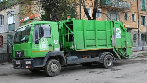 Femeie din Constanța, moartă după ce a căzut cu pubela în autospeciala de gunoi / Era lucrător la o firmă de salubrizare