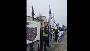 VIDEO Polițiștii protestează duminică în fața Punctului de Trecere a Frontierei Sculeni  / Sindicatul Europol anunță un protest masiv și în 17 ianuarie, în urma reducerilor salariale provocate de Ordonanța Austerității