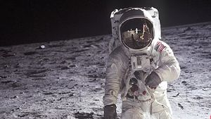 Fotografia originală cu astronautul Buzz Aldrin mergând pe Lună a fost vândută la licitație cu doar 7.700 de dolari/ Setul complet de 74 de poze a fost vândut pentru 1,16 milioane de dolari