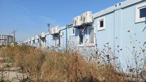 Imaginea risipei și a nepăsării: spitalul modular din Pipera făcut în 2020 de Primăria Capitalei cu două milioane de euro zace degradat şi invadat de bălării