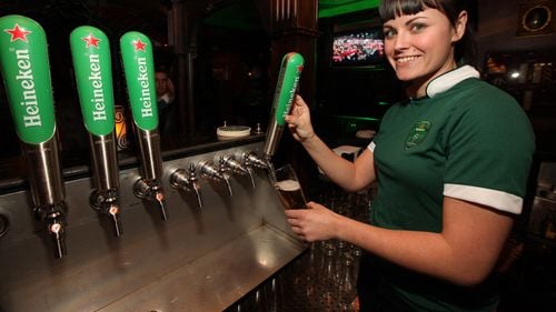 Heineken redeschide peste 60 de pub-uri în Marea Britanie, unde numărul acestor localuri este în continuă scădere
