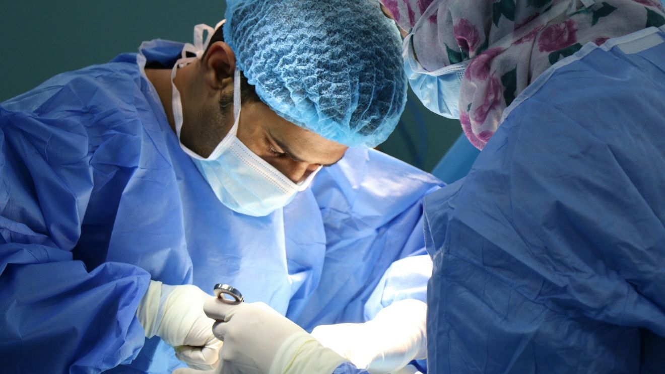 Un chirurg britanic este acuzat de zeci de pacienți că a greșit operații pe creier și coloana vertebrală / A fugit în Libia iar autoritățile britanice se află în dificultate 