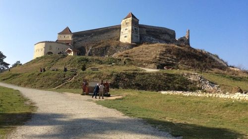 Cetatea Râșnov ratează un nou sezon turistic / Lucrările au început în urmă cu trei ani, dar s-au finalizat cu un proces între constructor și administrația locală / ”Ne pregătim să scoatem din nou la licitație lucrările”