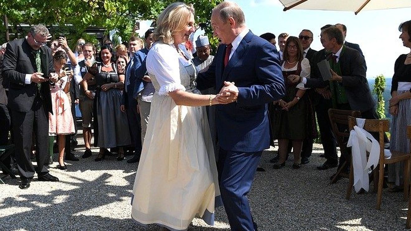 Kronen Zeitung: În 2018, Vladimir Putin i-a dăruit șefei diplomației austriece o pereche de cercei în valoare de 50.000 de euro