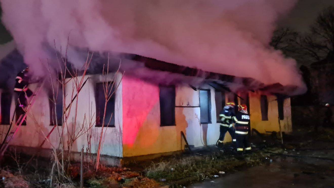 Nouă mașini avariate după ce o clădire dezafectată a ars în totalitate, în Slatina