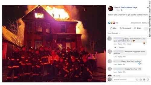 Un grup de pompieri din Detroit s-a fotografiat în faţa unei case în flăcări ca să marcheze Anul Nou