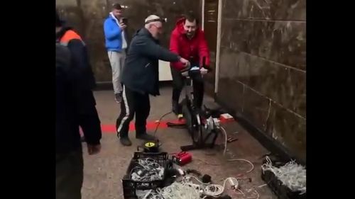 VIDEO Ucrainenii pedalează în Gara din Kiev pentru a ține aprins bradul de Crăciun, pe fondul întreruperilor de electricitate