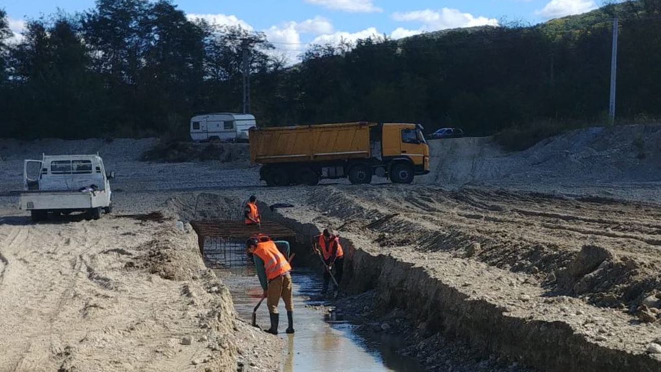 Cine va construi primele porțiuni din drumul expres Craiova - Pitești: firma italiană Tirenna Scavi (76 milioane euro) și asocierea condusă de firma românească UMB Spedition (309 milioane de euro)