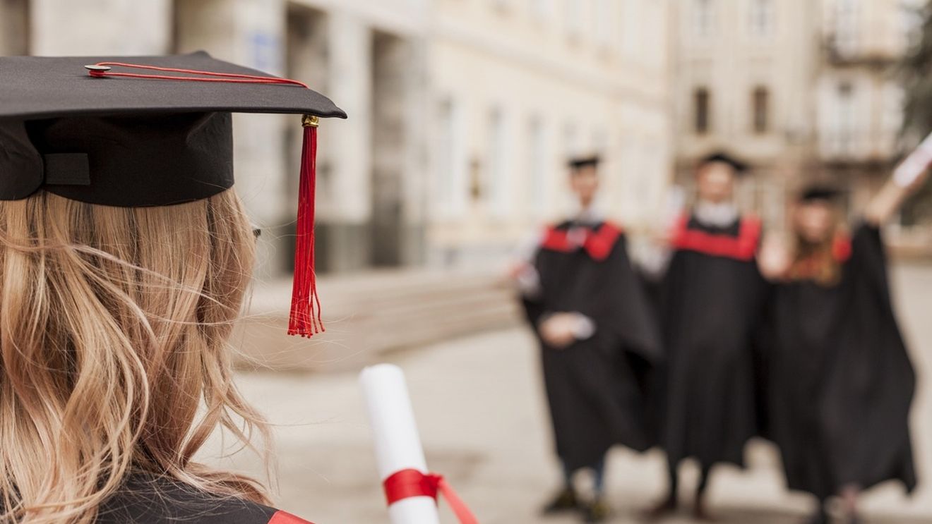 Ultima zi de școală pentru elevii de clasa a XII-a. Cum arată sfârșitul liceului în 2020, după două luni de lecții online și cu un Bac plin de emoții: „Mie mi-e frică să nu-mi ratez viitorul din cauza temperaturii”