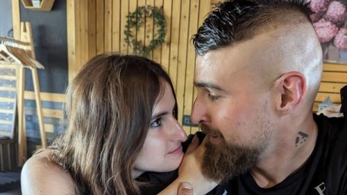 Două panouri comemorative dedicate tânărului voluntar decedat în Ucraina vor fi amplasate în centrul municipiului Arad / ”Familia şi-ar dori ca aceste panouri să fie văzute în oraş atâta timp cât este război în Ucraina”