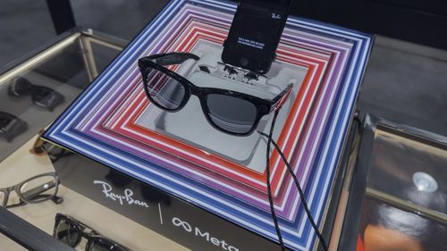 Ochelarii inteligenți Ray-Ban de la Meta au succes: 1 milion de unități vândute în 2024 / Sunt pregătite modele noi, cu alți parteneri