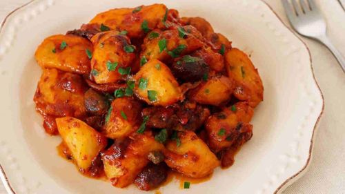 Mâncare de cartofi în stil mediteranean, cu măsline. Aromele verii într-un preparat cald pentru zilele reci. Fie mâncare de post, fie garnitură pe lângă carne sau pește