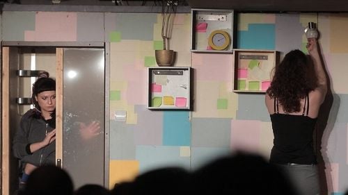 Despre adolescenți și părinți/ VIDEO Iulia Samson, actriță Teatrul Excelsior: „Să fim mai deschiși cu părinții, ei nu sunt dușmani, deși par super bătrâni”/ Reprezentație accesibilizată pentru persoanele nevăzătoare