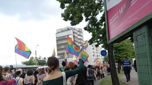 Mii de persoane au participant la marşul „Iaşi Pride”, organizat de comunitatea LGBTQ / O femeie a aruncat cu agheasmă, iar un bărbat i-a acuzat că au coborât cu patul în stradă