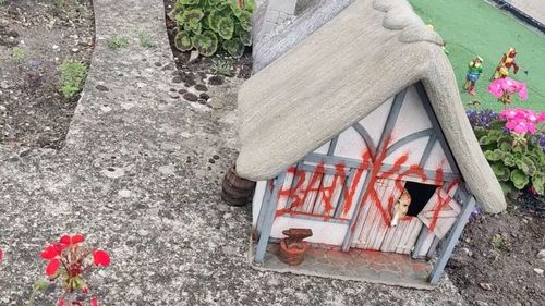 Un grajd în miniatură creat de Banksy a dublat numărul de vizitatori la un muzeu din Peterborough / „A fost cel mai mare succes înregistrat vreodată în perioada Crăciunului şi Anului Nou”