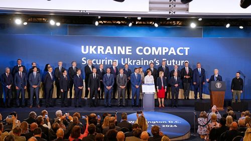 Summitul NATO: Nicolae Ciucă apare într-o fotografie oficială de grup alături de șefii de stat, chiar în spatele președinților Biden și Zelenski / Președintele Iohannis nu apare în imagine