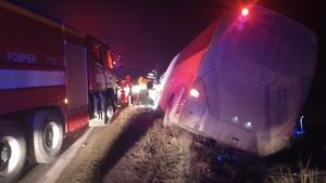 Un tânăr de 21 de ani a murit după ce a intrat cu mașina într-un autobuz, în Iași