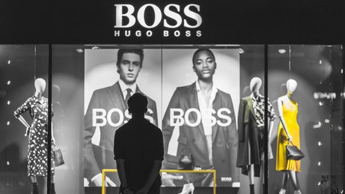 Retailerul de modă Hugo Boss părăsește Rusia, după ce a ajuns la un acord de vânzare
