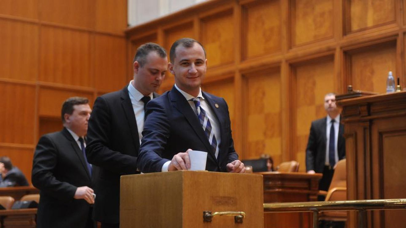 BREAKING Alfred Simonis (PSD) a votat pentru moțiunea simplă împotriva ministrului PNL Lucian Bode