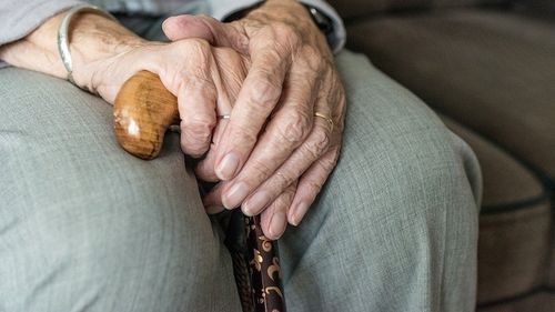 Revoltă a pensionarilor din Vrancea în fața prefectului: „Ce treabă are războiul din Ucraina cu prețurile la roșii sau la caș?” / Oficialul a dat vina pe USR pentru că s-a opus majorării pensiilor cu bani de la PNRR