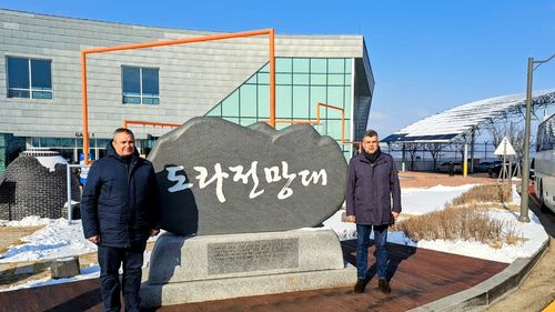 Premierul Ciucă și Marcel Ciolacu s-au fotografiat în zona demilitarizată dintre Coreea de Nord și Coreea de Sud