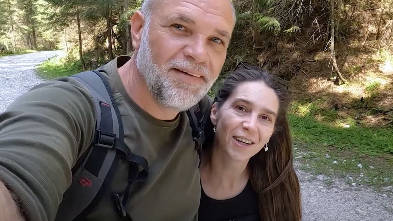 VIDEO Peste 2.000 de fosile de moluşte vechi de zeci de milioane de ani, strânse de un colecţionar / ”E fascinant să ţii în palmă ceva care ştii că a trăit acum 30-50 de milioane de ani, în spatele casei tale"