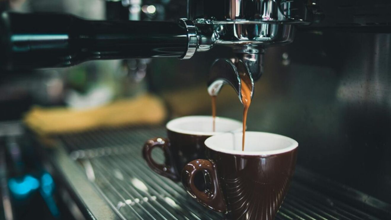 Motivul pentru care „People's Cafe”, un lanț chinezesc de cafenele, a fost obligat să-și schimbe numele: Termenul are „conotații politice profunde”