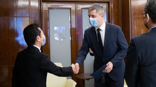 Dan Barna a discutat cu ambasadorul Japoniei despre medicamentul anti-Covid-19 Avigan: Foarte mulți români au reușit să treacă cu bine fazele critice ale bolii și s-au putut întoarce la o viață normală