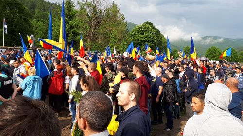 VIDEO Tensiuni la cimitirul eroilor din Valea Uzului: Câteva zeci de români au intrat cu forța în cimitirul închis cu lacăt și păzit de membri ai comunității maghiare, care au vrut să interzică accesul românilor