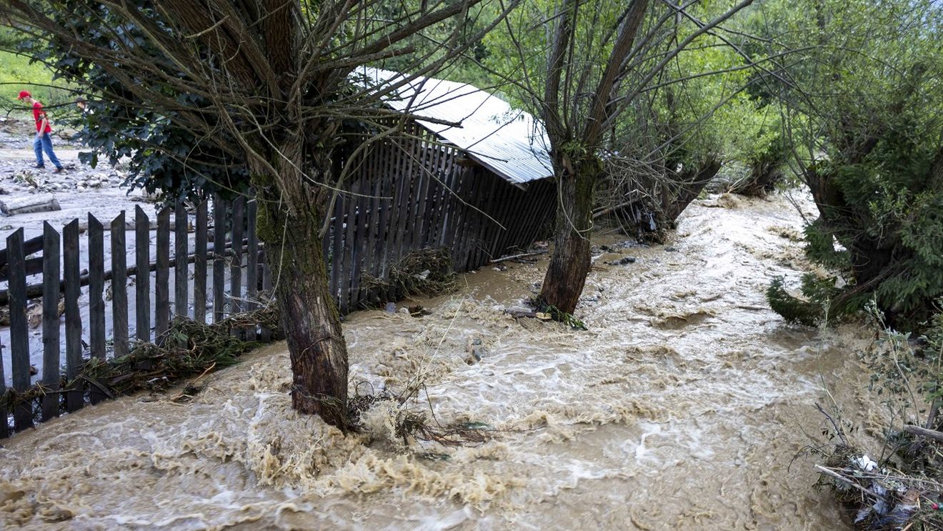METEO Cod portocaliu şi galben de inundaţii pe râuri din 22 de de bazine hidrografice, până luni seara