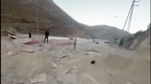 O şosea folosită de mii de persoane pentru a fugi din Liban în Siria a fost distrusă de un bombardament israelian