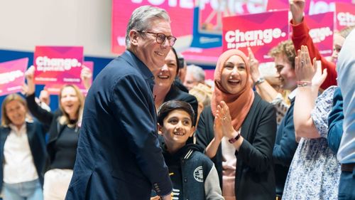 Premierul laburist al Marii Britanii copiază schema Italiei și arată că este dispus să transfere azilanții în Albania, după ce a criticat un proiect similar al fostului guvern conservator