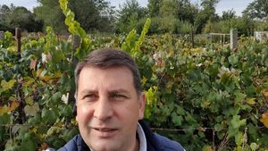 Spitalul Județean Neamț, aflat în subordinea Consiliului Județean condus de Ionel Arsene, este la al optulea manager în ultimul an. Actualul director e fostul primar din Roman, declarat incompatibil de ANI / Șirul numirilor făcute de PSD și PNL la conducerea spitalului de la începutul pandemiei