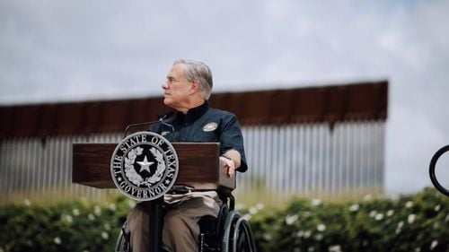 Guvernatorul statului Texas, diagnosticat cu Covid-19 după ce a interzis obligativitatea vaccinării şi a purtării măştii