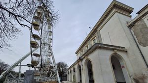 45 de copii și adulți au rămas blocați în roata panoramică la Târgul de Crăciun din Constanța, amenajată în fața Teatrului de Operă și Balet