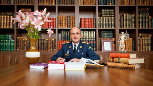 Colonelul Florin Talpan, juristul CSA Steaua, cercetat disciplinar de MApN / Biroul i-a fost sigilat, iar un laptop personal a fost ridicat
