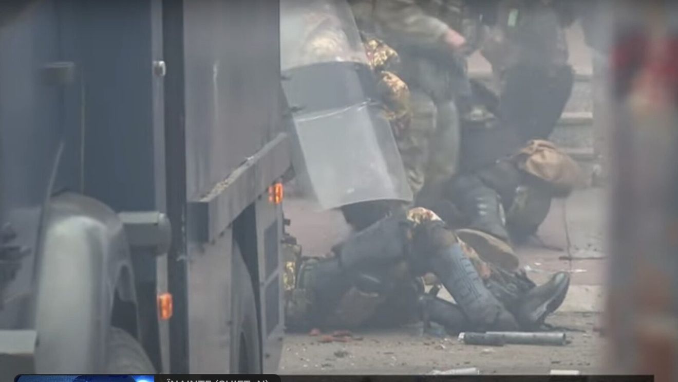 Aproximativ 25 de membri ai forțelor NATO de menținere a păcii în Kosovo au fost răniți în confruntările din Zvečan, soldați italieni și maghiari