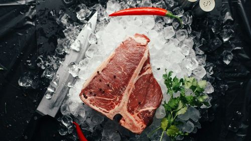 Carnea de pasăre înlocuiește mielul de Paște, în Brașov / ”Oamenii, mai ales cei în vârstă, s-au orientat spre o formulă de pasăre, altă carne mai ieftină”