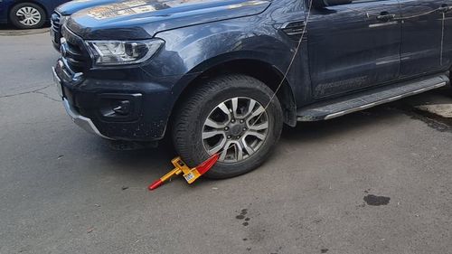 Consilier USR acuză Primăria Sectorului 4 de achiziții umflate la preț pentru blocatoare de roți