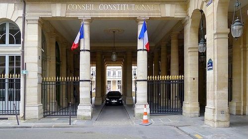 Franța: Consiliul Constituțional cenzurează parțial contestatul proiect de lege de reformă a sistemului de pensii. Majorarea vârstei de pensionare de la 62 la 64 de ani rămâne în vigoare - victoria președintelui Macron și a guvernului său