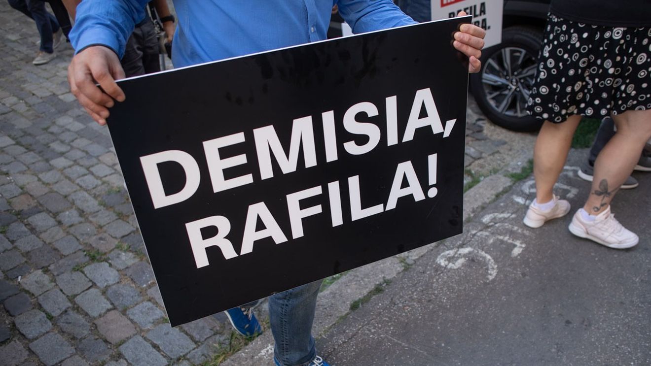 Protest pe holurile Parlamentului, în privința reducerii granturilor PNRR pentru spitale cu 740 de milioane de euro: ”Demisia, Rafila!”