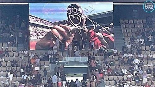 Djokovici, mesaj de pe terenul Philippe-Chatrier: „Kosovo este inima Serbiei! Stop violenţei!” / Zeci de soldați ai forețelor NATO de menținere a păcii în Kosovo au fost răniți luni în confruntările violente cu manifestanți sârbi