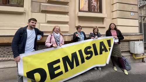Mai multe persoane protestează în fața Ministerului Educației și îi cer demisia lui Sorin Cîmpeanu, acuzat de plagiat