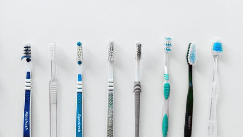 Ar trebui să mă îngrijoreze plasticul din ața dentară și periuța de dinți?