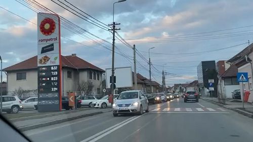 Cozi la unele stații de carburanți din Alba Iulia, Ploiești și alte orașe din țară. Situația, alimentată de zvonuri neconfirmate privind creșteri de prețuri. Prețul mediu pe site-ul oficial este miercuri seară între 7 și 8 lei 