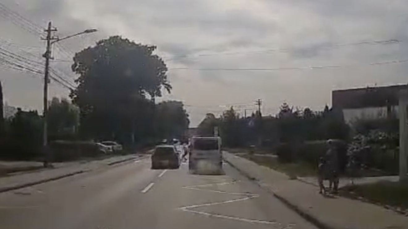 Permis suspendat patru luni pentru un şofer din Suceava care a fost filmat în timp ce depăşea pe trecerea pentru pietoni, fiind la un pas să lovească un copil