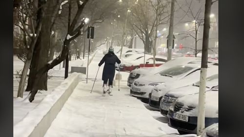 Pauza de respirație: Femeie filmată în timp ce schiază pe o stradă din Berceni / Acum aproape 100 de ani funcționa în acest cartier o mini-stațiune de schi